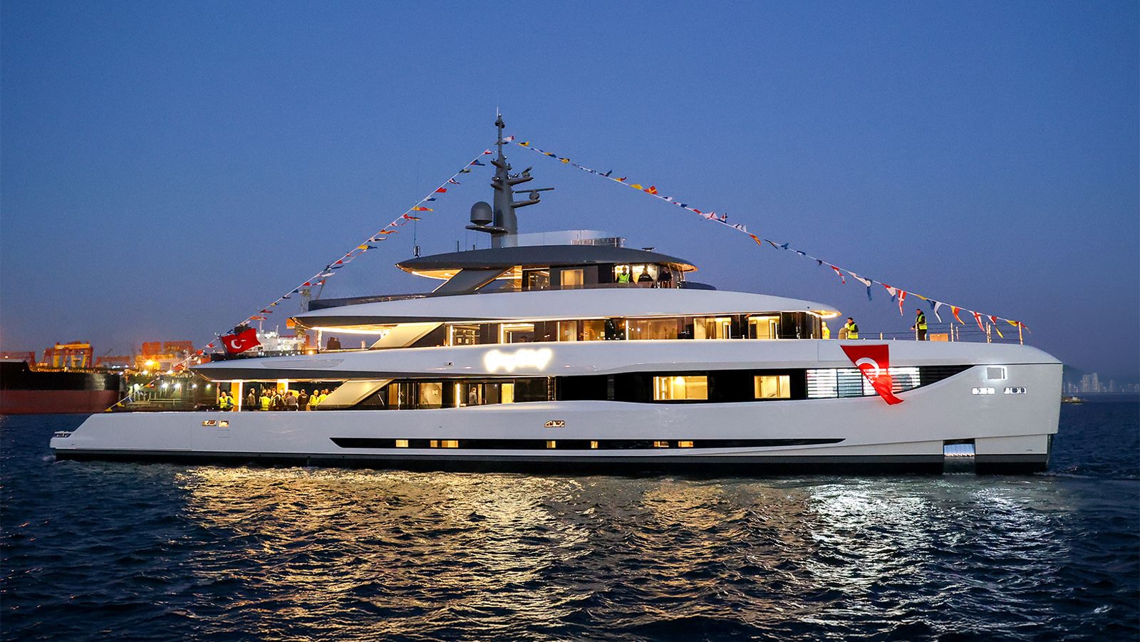 モダン・ヨーロピアン・バイオリン　ジャンク　3艇 First hull in Mengi Yay's flagship Virtus XP superyacht series